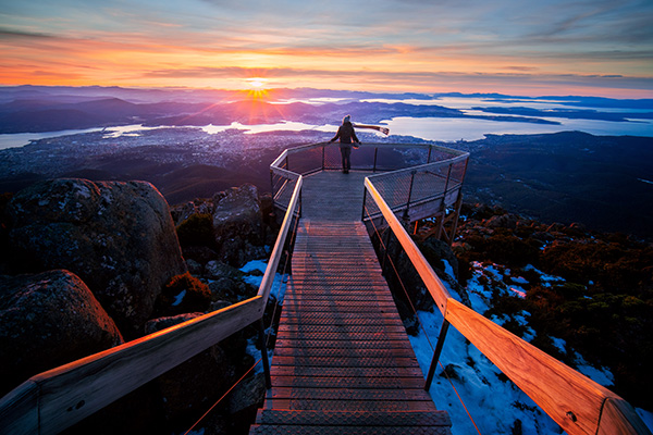 SUMMIT WALKWAY OF KUNANYI /MT WELLINGTON IS A UNIQUE EXPERIENCE. ENJOY CRISP MOUNTAIN AIR AND VIEWS OUT OVER THE CITY AND THE WATER. IMAGE CREDIT: LUKE TSCHARKE VIA TOURISM AUSTRALIA