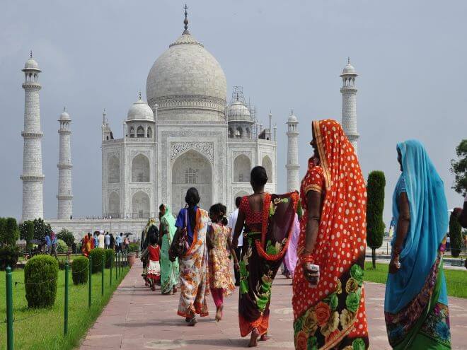 Taj Mahal na Índia com pessoas  no jardim visitando 
