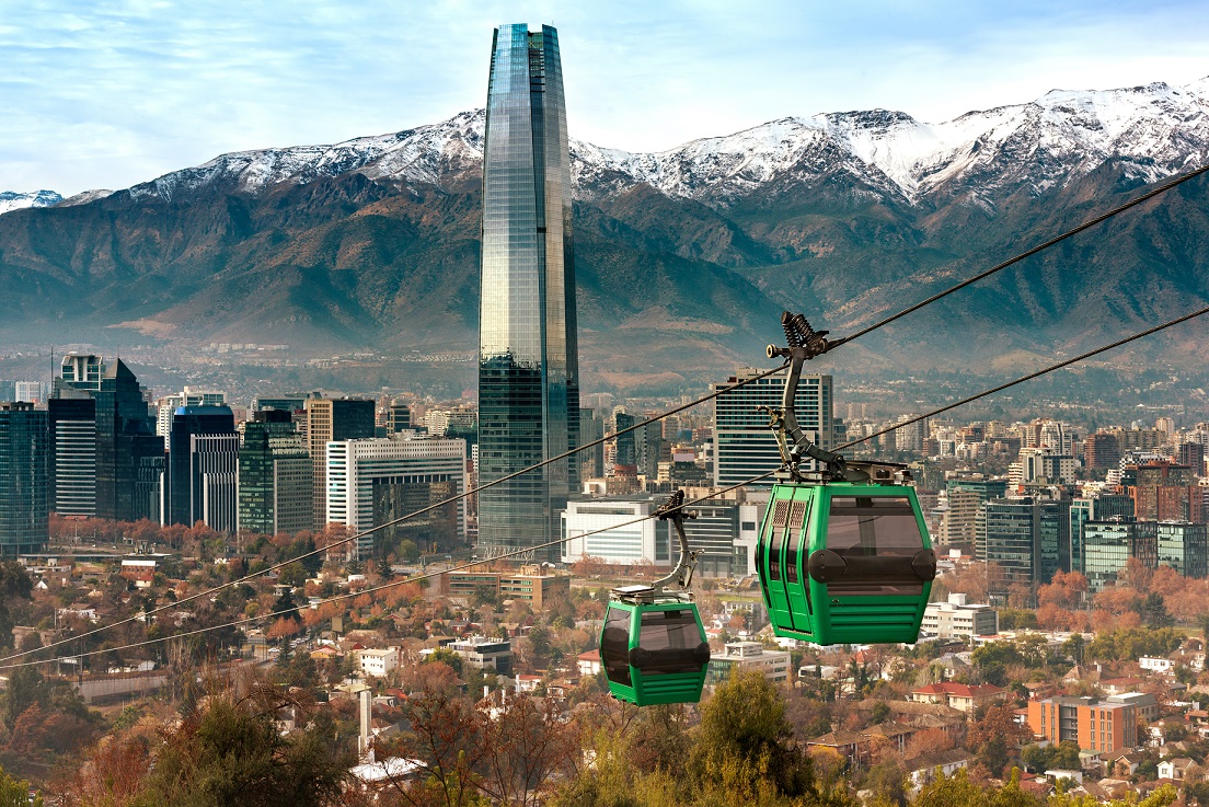 Teleférico na colina de San Cristobal, com vista panorâmica de Santiago do Chile