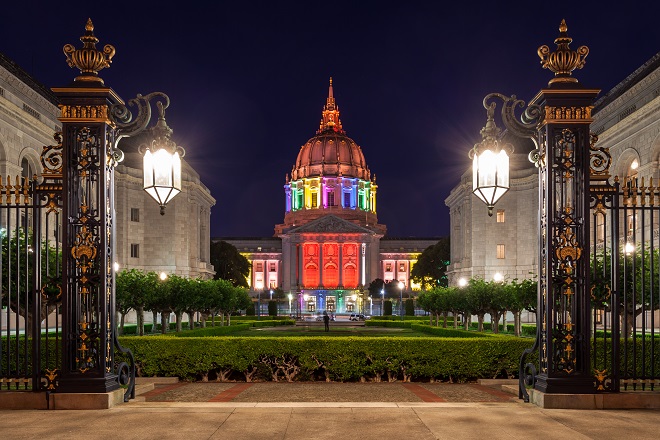 Ayuntamiento de San Francisco con la bandera arcoiris