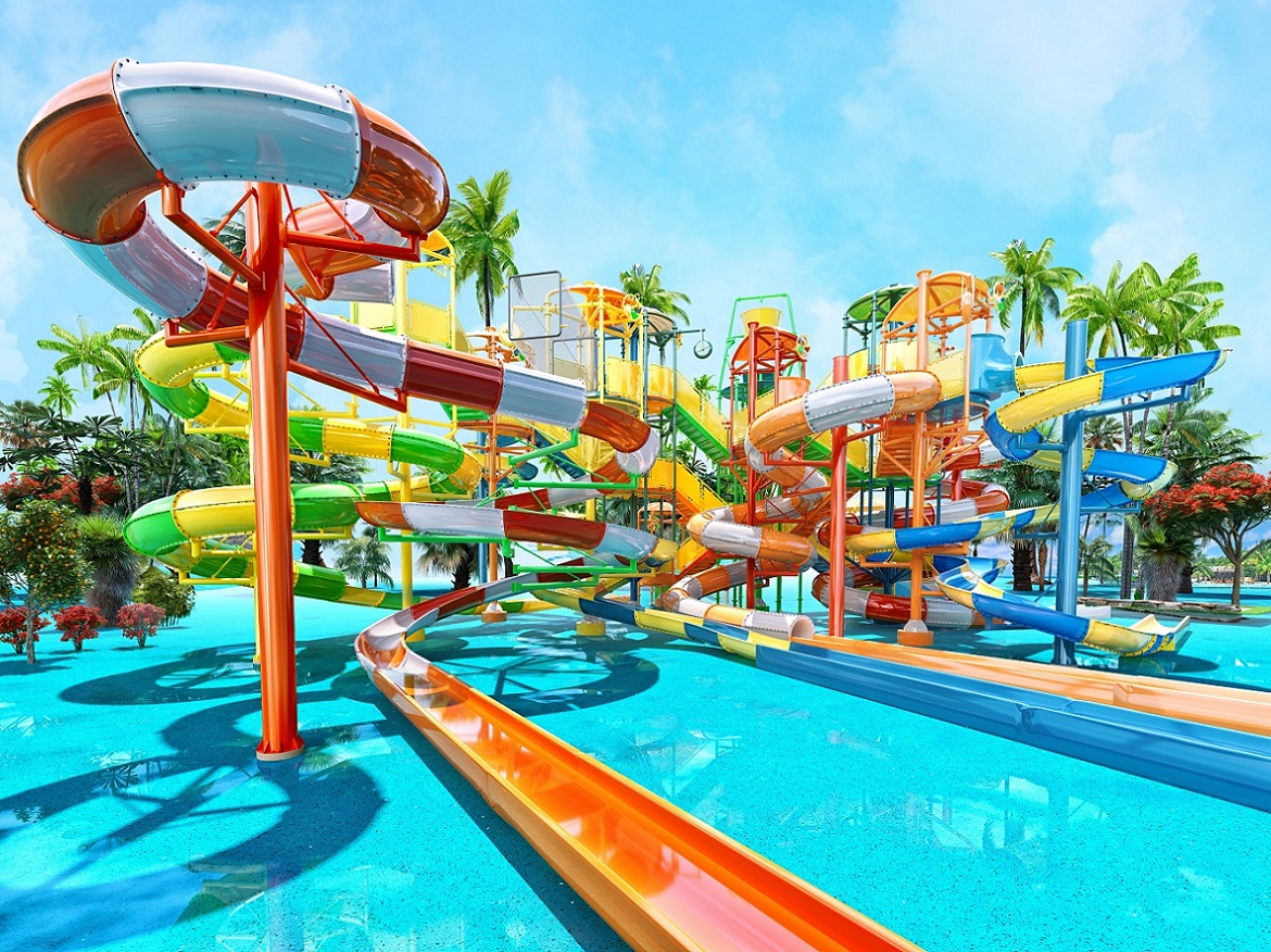 Tobogãs coloridos vazios no parque aquático resort em dia ensolarado