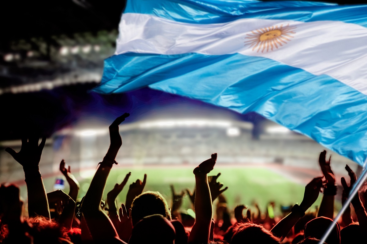 Torcedores de futebol no estádio e bandeira da Argentina