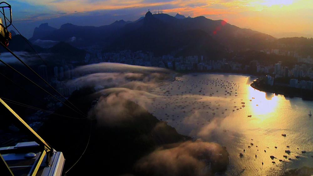 Вид с высоты на закат в Рио