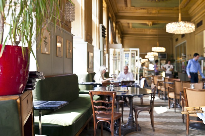 Das Café Westend in Wien beeindruckt mit wunderschönen Räumlichkeiten.