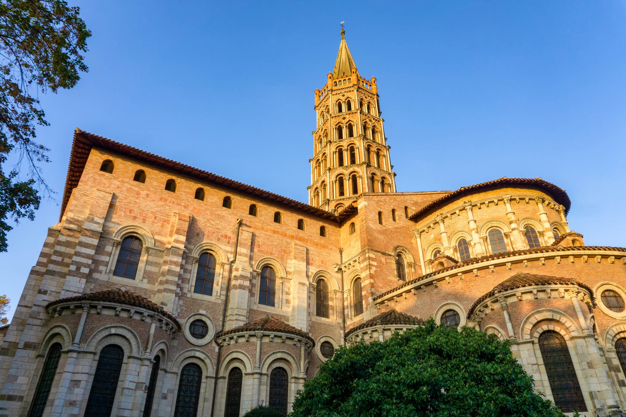 Basilique Saint-Sernin à Toulouse, France, sous un ciel bleu