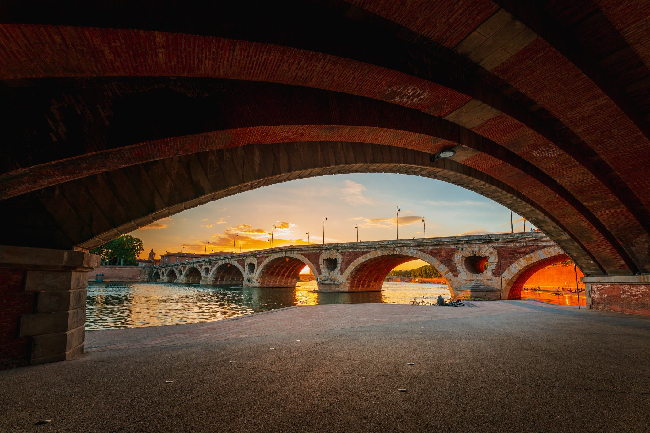 Vue magnifique du Pont-Neuf depuis l'ancienne embouchure de la Garonnette au crépuscule à Toulouse, France.