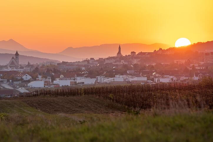 Panoramablick auf den Sonnenuntergang in Eisenstadt, Burgenland