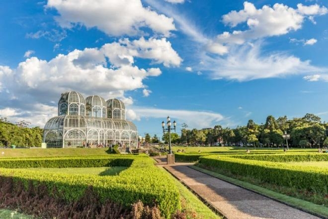 Jardim Botânico de Curitiba com palácio de vidro ao fundo