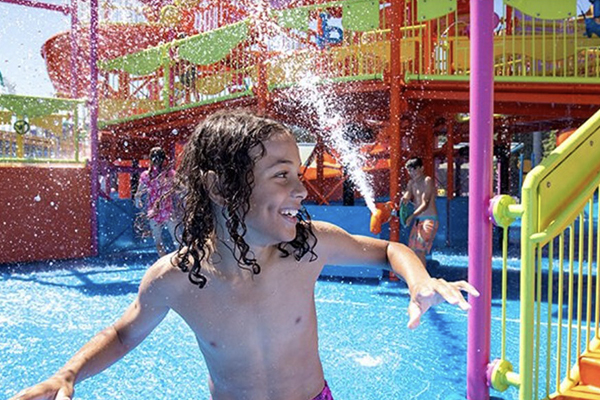 KIDS PLAYING IN THE WATER PARK IN WHITEWATER WORLD, GOLD COAST.